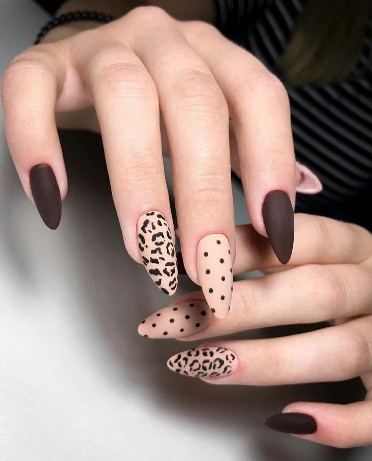 رنگ و طرح ناخن جذاب برای عید ۱۴۰۵ 10