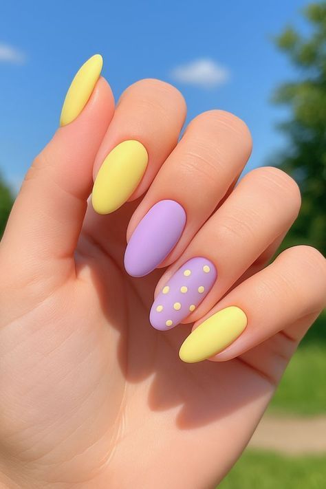 رنگ و طرح ناخن جذاب برای عید ۱۴۰۵ 11